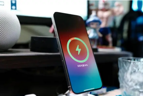 昭平苹果15换屏服务分享用什么充电器给iPhone15充电更好 
